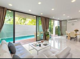 4 beds 5baths Pool Villa at Kata beach, hytte i Kata Beach