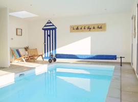 Villa de la plage des Amiets #piscine intérieure privée# les pieds dans l'eau, hôtel à Cléder