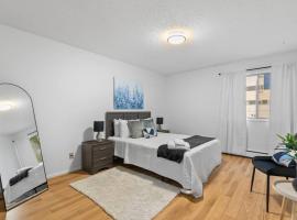 1BR Perfect Location with Parking and Fast WiFi, hotel sa Fort McMurray