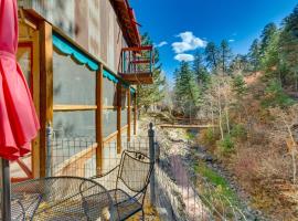 Riverside Retreat with Screened Porch 6 Mi to Taos!: Taos şehrinde bir villa