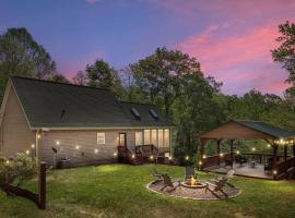 Yak & Yeti Cabin- Next to River + Wi-Fi + A/C+ BBQ, holiday home in Luray
