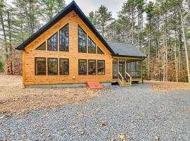 Modern Cabin with Hot Tub and Sacandaga Lake Access!, hotel with parking in Broadalbin