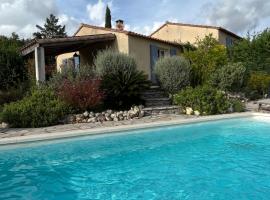 Villa bleue - piscine * climatisation * Wifi * vue dominante, hotell med parkeringsplass i Vailhauquès