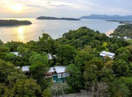 Ambong Pool Villas - Private Pool, mökki kohteessa Pantai Cenang