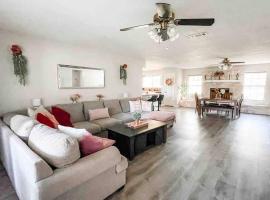 Spacious Austin Retreat for Families & Groups, hotel v destinaci Manchaca