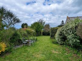 Rare pearl with garden facing the sea, maison de vacances à Saint-Coulomb