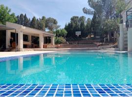 Alojamiento con piscina a 10 minutos de Puy du Fou Toledo, khách sạn ở Guadamur