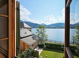 Villa Tegernsee - Exclusive Lakefront Villa with private Zirben Sauna, 4 Rooms for Family & Friends, chal&eacute; alpino em Tegernsee