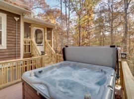 Forest Cottage with Hot Tub, Walk to Lake Chatuge!, villa in Hiawassee