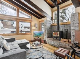 Mariposa Heights at Alpine - Ski Shuttle to Slopes- Fireplace- Forest Views, hotel in Alpine Meadows