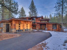 Meek Court at Grays Crossing - Modern Luxury with Private Hot Tub, căsuță din Truckee