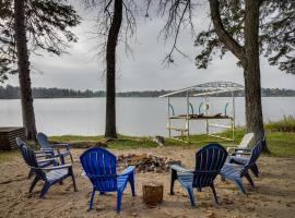 Waterfront Brainerd Cabin with Rice Lake Access!, familiehotel i Brainerd