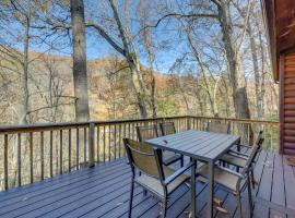 Mountain-View Waynesville Home with Creek Access!, villa i Waynesville