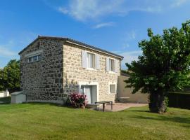 Gite des Perrines, hotel with parking in Colombier-le-Cardinal