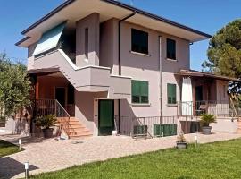 -Free Pool and Parking- Garda House Apartments, hotel v destinaci Castelnuovo del Garda