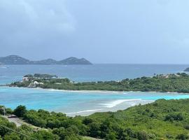 Island Daze - Amazing Views，East End的小屋