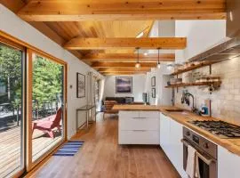 Wildwood - Modern 2 BR with Private Hot tub Walk to North Tahoe Regional Park