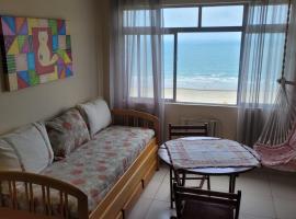 Frente Mar - Apartamento para 4 Hóspedes com Home Office Wi-Fi 200mbps, Ar Condicionado e Cozinha Completa, pet-friendly hotel in São Vicente