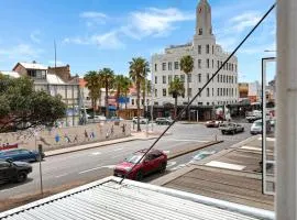 City Centre Unit Overlooking Ryrie Street!
