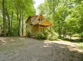 Cozy Whittier Cabin and Yard and Hot Tub, Pets Welcome: Whittier şehrinde bir daire