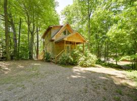 Cozy Whittier Cabin and Yard and Hot Tub, Pets Welcome, hotel i Whittier