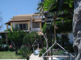 Iron House, apartament din Agios Georgios