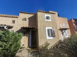 Villa Mitoyenne Calme avec Piscine, Clim et Parking pour 4 Pers. - FR-1-607-179