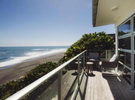 Absolute Beachfront Spa Pool, holiday home in Oakura