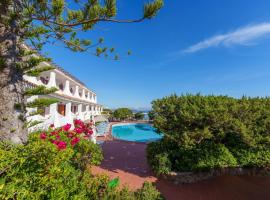 Hotel Punta Est: Baja Sardinia şehrinde bir otel