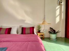 Baan KhaoSoi - Private room in a rooftop hostel 4th floor、Khlong Sanのホステル