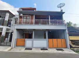 Omah Nogotirto Homestay Jogja, hotel with parking in Ngingas