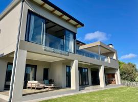 Hilltop 39 House, Oubaai Golf Estate: Herolds Bay şehrinde bir otel