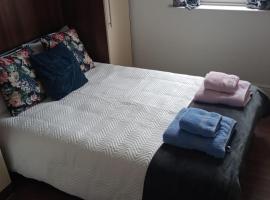 Notting Hill Next Door Bedroom in the share flat, Bed & Breakfast in London