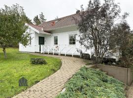 Modern and cozy cottage near beautiful Fjallbacka, хотел в Фелбака
