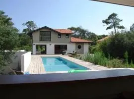 Hossegor Villa LA DESIRADE très belle villa avec piscine et jardin clos idéalement située entre lac et océan, à enviro