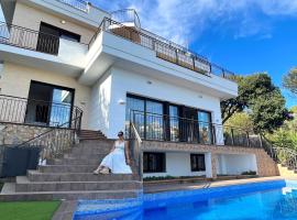 Villa de lujo con vistas al mar y piscina privada, hotel in Santa Susanna