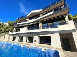 Villa de lujo con vistas al mar y piscina privada