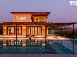 Golden Sunsets by StayVista - Refreshing pool, serene lawn - your tranquil retreat, hotel v destinaci Alibag