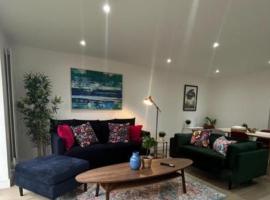 London Stunning Three Bedroom House, hotel in Mitcham