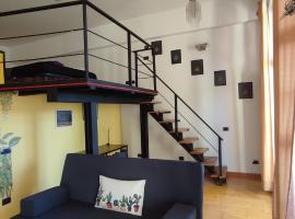 la casa di amy - loft corvetto, хотел близо до Метростанция Porto di Mare, Милано