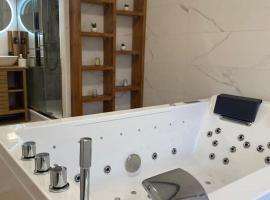 Jacuzzi 2 places - App 4 pers - Parking (digicode), hotel in Goussainville