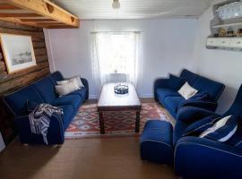 Real fisherman's cabins in Ballstad, Lofoten - nr. 11, Johnbua, majatalo kohteessa Ballstad