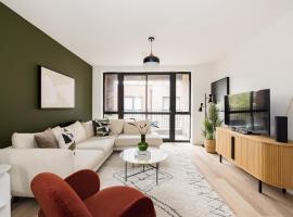 The Wembley Hideout - Stylish 2BDR Flat with Balcony, self catering accommodation in London