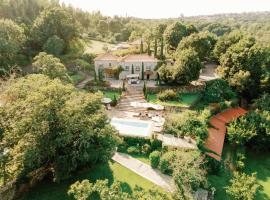 The Fox House - Private Villa & Nature, hotel con estacionamiento en São Pedro do Sul