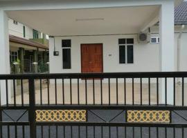 Homestay Usrati No. 17K (untuk muslims sahaja), hotel di Kangar