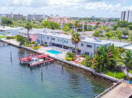 107-Dog Friendly-Waterfront-Walk to beach, hotel cerca de Treasure Island Golf Tennis Recreation Center, St Pete Beach