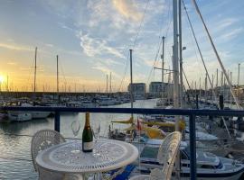 Seascape - Floating Home at Brighton Marina with free Parking, apartment sa Brighton & Hove