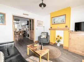 2-Bedroom Stylish, Cosy & Bright Cottage, Pet Friendly, Sleeps 5, Titchfield Village - by Blue Puffin Stays