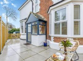 The Railway Cottage - Stylish & Dreamy Home in the Heart of Whitstable, hotel en Kent