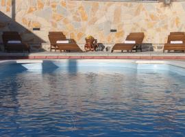 Lovely holiday home with private pool Fjaka, Zadar region – hotel z parkingiem w mieście Donji Lepuri